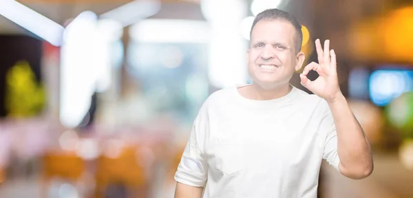 Orta Yaş Arap Adam Wearig Beyaz Shirt Üzerinde Gülümseyen Izole — Stok fotoğraf