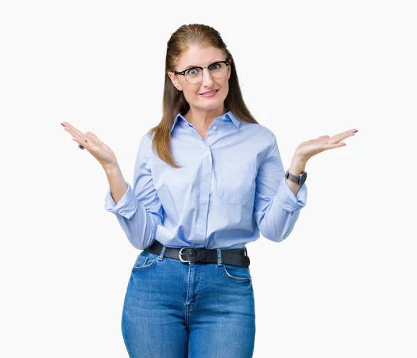 美しい中年成熟したビジネス女性が腕と手を上げて分離背景無知と混乱する式でメガネを着用します 疑いのコンセプト — ストック写真
