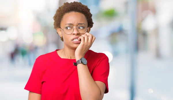 Belle Jeune Femme Afro Américaine Portant Des Lunettes Sur Fond — Photo