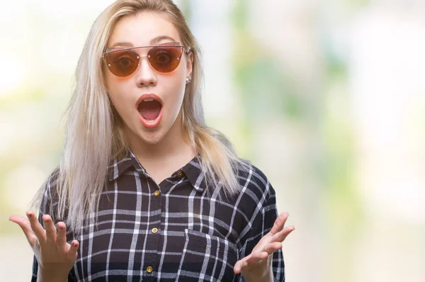 Jonge Blonde Vrouw Dragen Van Een Zonnebril Geïsoleerde Achtergrond Bang — Stockfoto