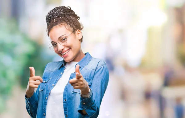 Joven Chica Afroamericana Trenzada Con Gafas Sobre Fondo Aislado Señalando — Foto de Stock