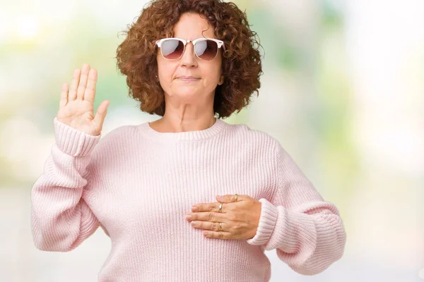 Schöne Seniorin Mittleren Alters Mit Rosa Pullover Und Sonnenbrille Vor — Stockfoto