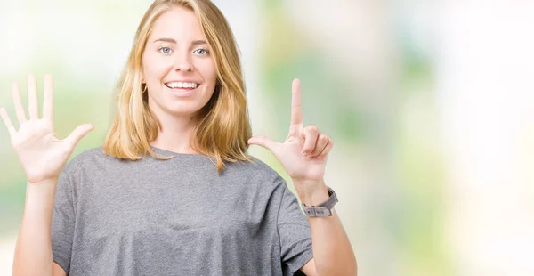 Hermosa Mujer Joven Con Una Camiseta Casual Gran Tamaño Sobre —  Fotos de Stock