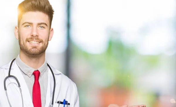Νέος Ωραίος Γιατρός Άνδρας Φοράει Παλτό Ιατρική Κατάπληκτος Και Χαμογελώντας — Φωτογραφία Αρχείου