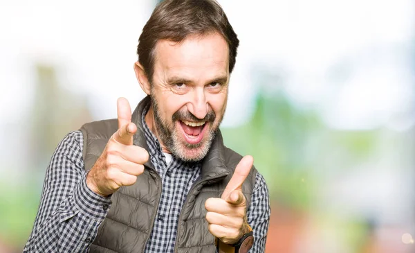 Hombre Guapo Mediana Edad Con Chaleco Invierno Señalando Los Dedos —  Fotos de Stock