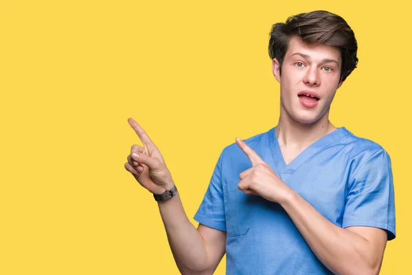 Jonge Dokter Medische Uniform Dragen Geïsoleerde Achtergrond Glimlachen Kijken Naar — Stockfoto