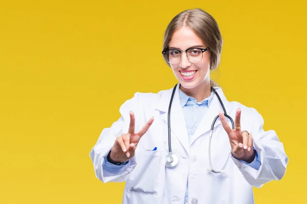 Mooie Jonge Blonde Dokter Vrouw Medische Uniform Dragen Geïsoleerde Achtergrond — Stockfoto