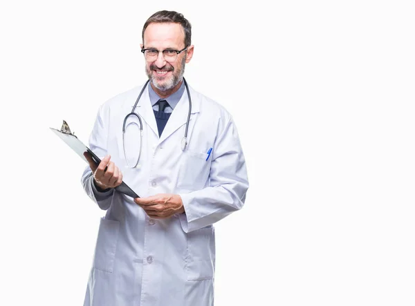 Mediana Edad Hoary Médico Hombre Sosteniendo Portapapeles Sobre Fondo Aislado — Foto de Stock