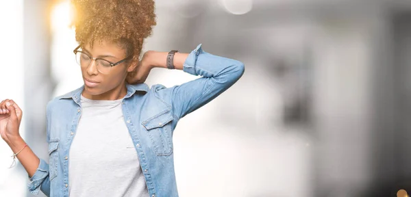 Belle Jeune Femme Afro Américaine Portant Des Lunettes Sur Fond — Photo