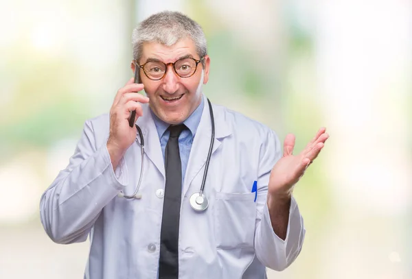Pěkný Starší Lékař Muž Mluví Smarpthone Samostatný Pozadí Velmi Šťastný — Stock fotografie