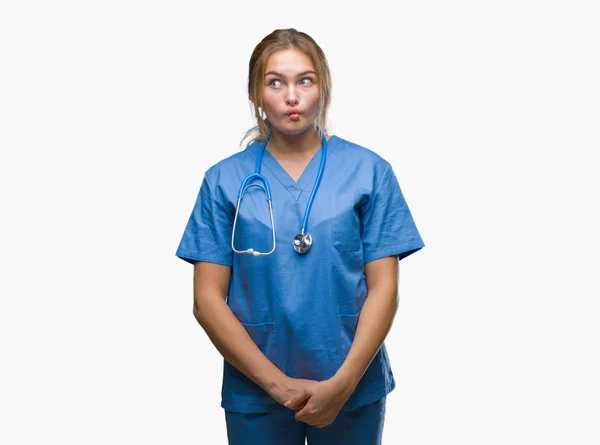 Joven Doctora Caucásica Vistiendo Uniforme Cirujano Sobre Fondo Aislado Haciendo — Foto de Stock