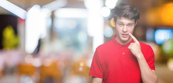 Jonge Knappe Man Met Rode Shirt Geïsoleerd Background Pointing Met — Stockfoto