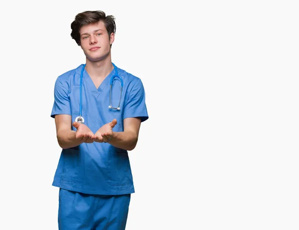 Mladý Lékař Lékařské Uniformě Nad Izolované Pozadí Úsměvem Rukou Palms — Stock fotografie
