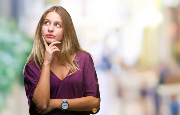 Mooie Blonde Elegante Jongedame Geïsoleerde Achtergrond Met Hand Kin Denken — Stockfoto