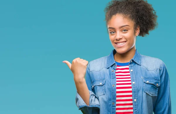 Joven Mujer Afroamericana Sobre Fondo Aislado Sonriendo Con Cara Feliz —  Fotos de Stock