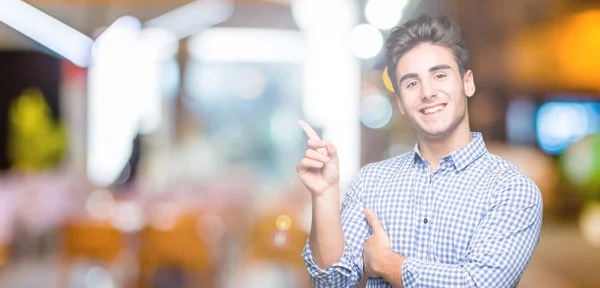 Joven Hombre Negocios Guapo Sobre Fondo Aislado Con Una Gran —  Fotos de Stock