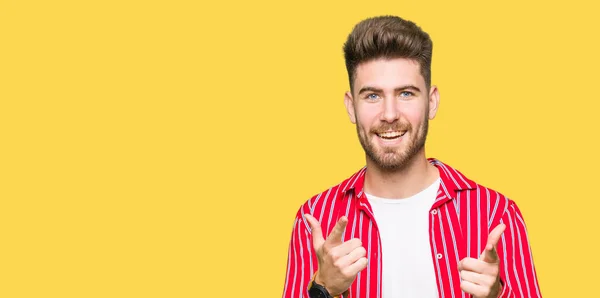 Joven Hombre Guapo Con Camisa Roja Señalando Los Dedos Cámara —  Fotos de Stock