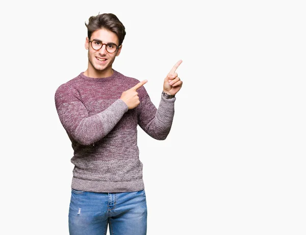 Homem Bonito Jovem Usando Óculos Sobre Fundo Isolado Sorrindo Olhando — Fotografia de Stock