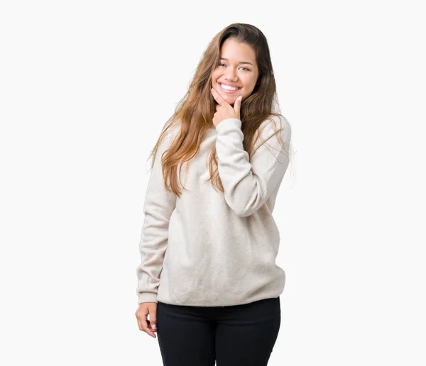 若い美しいブルネット女性の笑顔組んだ腕と手をあごに上げたカメラで自信を持って探して孤立の背景にタートルネックのセーターを着ています 前向きに考えてください — ストック写真