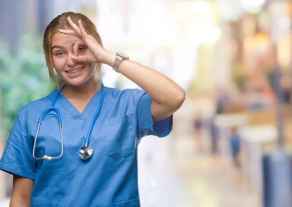 Joven Doctora Caucásica Vistiendo Uniforme Cirujano Sobre Fondo Aislado Haciendo — Foto de Stock