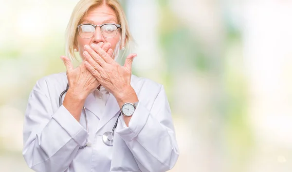 Średnim Wieku Kobieta Blonde Lekarz Białym Tle Szoku Obejmujące Usta — Zdjęcie stockowe