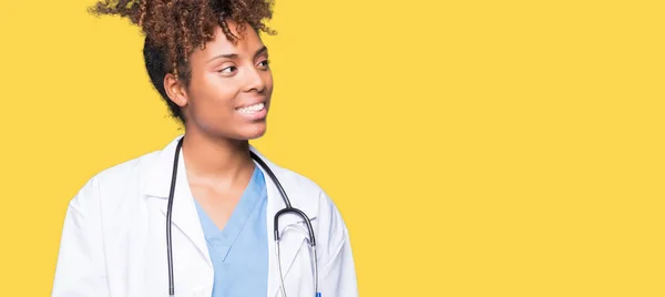 Joven Mujer Médica Afroamericana Sobre Fondo Aislado Mirando Hacia Otro — Foto de Stock