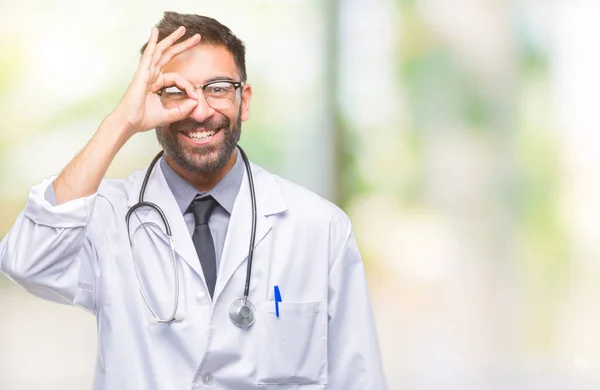 Adulto Hispânico Médico Homem Sobre Isolado Fundo Fazendo Gesto Com — Fotografia de Stock