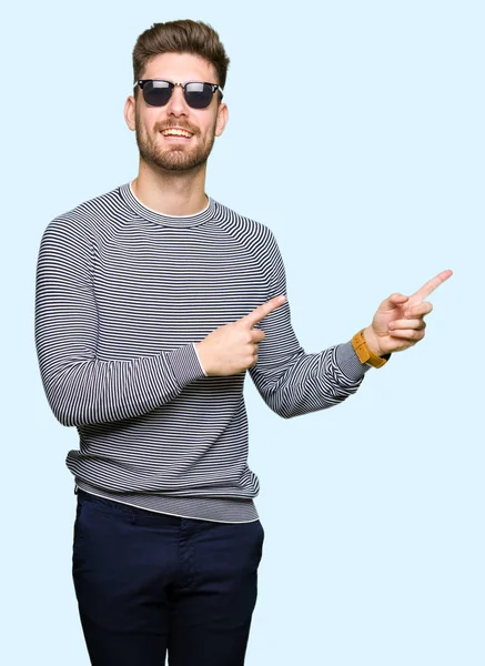 Jonge Knappe Man Dragen Van Een Zonnebril Glimlachen Kijken Naar — Stockfoto