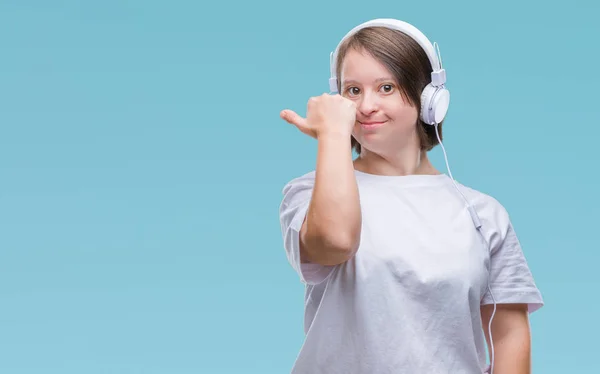 Ung Vuxen Kvinna Med Downs Syndrom Bär Hörlurar Över Isolerade — Stockfoto