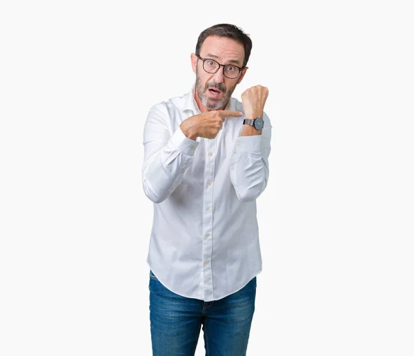 ハンサムな中年エレガントなシニア ビジネス男で眼鏡をかけて分離時計タイム 動揺し 怒りの期限の遅延を指して急いで背景 — ストック写真