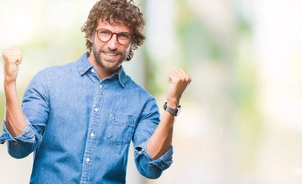 Hombre Modelo Hispano Guapo Con Gafas Sobre Fondo Aislado Celebrando —  Fotos de Stock