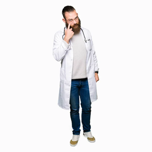 Young Blond Doctor Man Beard Wearing Medical Coat Pointing Eye — Stock Photo, Image
