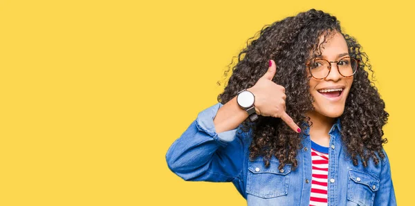 Joven Hermosa Mujer Con Pelo Rizado Con Gafas Sonriendo Haciendo —  Fotos de Stock