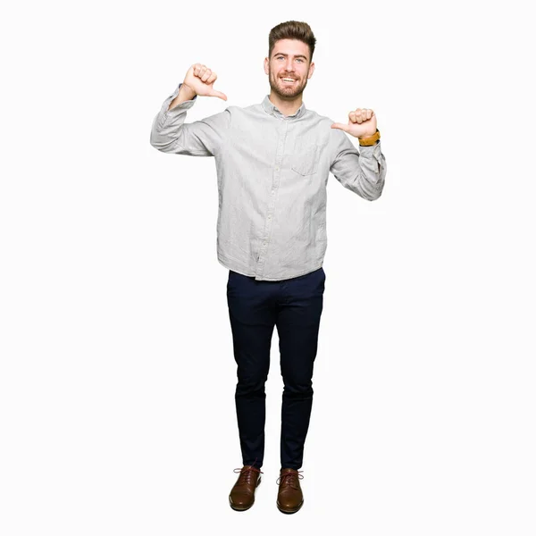 Homem Bonito Jovem Vestindo Camisa Casual Olhando Confiante Com Sorriso — Fotografia de Stock