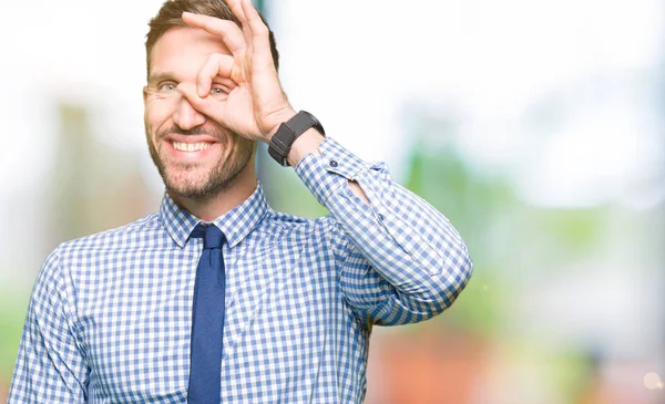 Bonito Homem Negócios Usando Gravata Fazendo Gesto Com Mão Sorrindo — Fotografia de Stock