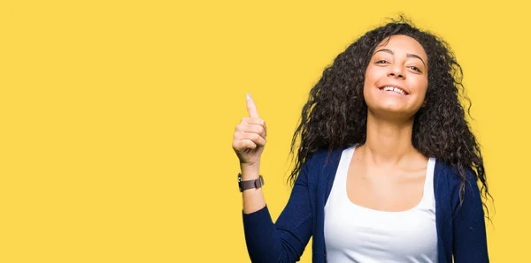 Menina Bonita Nova Com Cabelo Encaracolado Fazendo Polegares Felizes Até — Fotografia de Stock