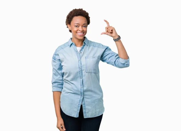 Mladá Krásná Africká Americká Žena Usmívá Izolovaná Pozadí Jistý Ukázal — Stock fotografie