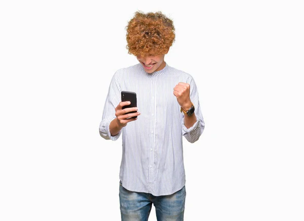 Junger Schöner Mann Mit Smartphone Schreit Stolz Und Feiert Sieg — Stockfoto