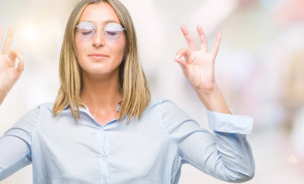 Junge Schöne Frau Mit Sonnenbrille Über Isoliertem Hintergrund Entspannt Und — Stockfoto