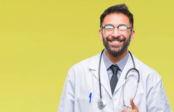 Ενηλίκων Ισπανόφωνος Γιατρός Άνθρωπος Πέρα Από Απομονωμένο Υπόβαθρο Κάνει Ευτυχισμένη — Φωτογραφία Αρχείου
