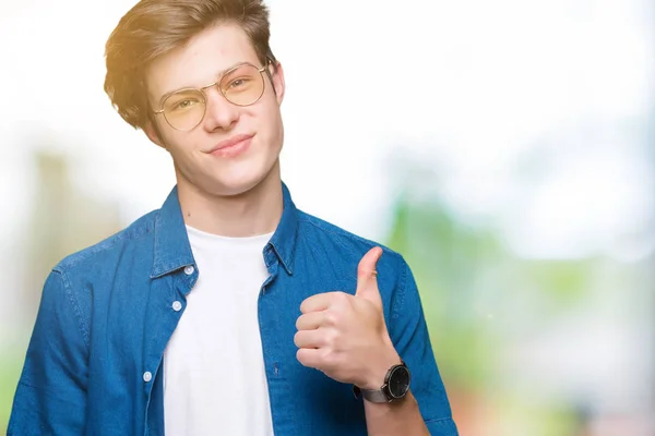 Junger Gutaussehender Mann Mit Brille Vor Isoliertem Hintergrund Der Mit — Stockfoto