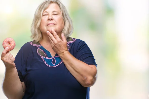 Senior Grootte Kaukasische Vrouw Suiker Donut Eten Geïsoleerd Ernstige Gezicht — Stockfoto