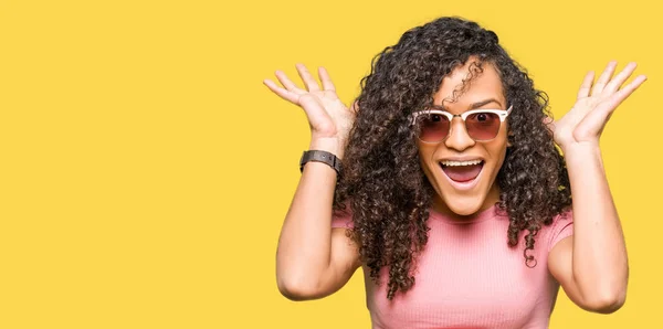 Mulher Bonita Nova Com Cabelo Encaracolado Usando Óculos Sol Rosa — Fotografia de Stock