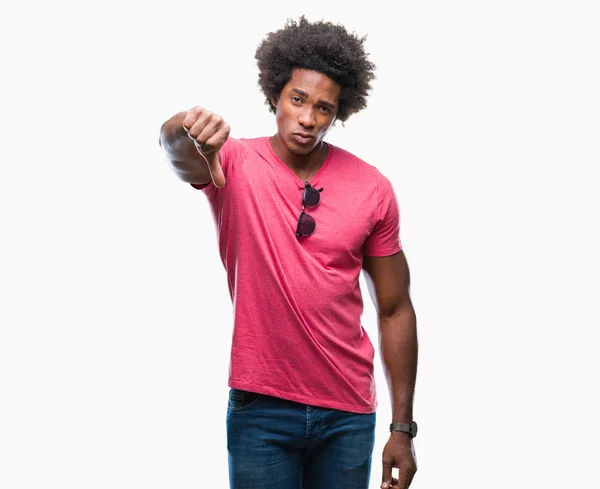 非裔美国人在孤立的背景看不高兴和愤怒显示拒绝和负面的拇指向下手势 错误的表达式 — 图库照片
