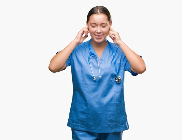 Unga Kaukasiska Läkare Kvinna Bär Medicinsk Uniform Över Isolerade Bakgrund — Stockfoto