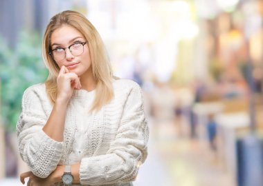 Çene düşünme hakkında soru, dalgın ifade ile izole arka plan üzerinde beyaz kadın gözlük ver. Düşünceli yüzüyle gülümsüyor. Şüphe kavramı.