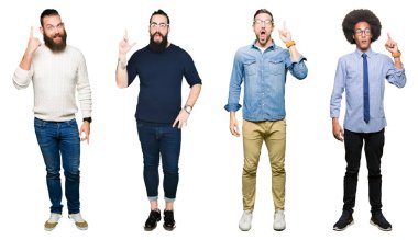 Kolaj bir grup genç ile başarılı fikir parmak işaret beyaz izole arka plan üzerinde. Çıktıktan ve mutlu. Bir numara.