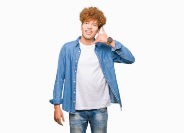 Afro saçlı Kot ceket gülümseyen giyen genç yakışıklı adam el ve parmak telefonda konuşmak ile telefon jest yapıyor. Kavramları iletişim.