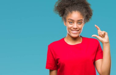 Genç afro Amerikan kadın izole arka plan gülümseyen ve süre seyir ve kamera boyutu işaret parmaklarıyla yapıyor el ile kendine güvenen el hareketi yüzünden. Ölçü kavramı.