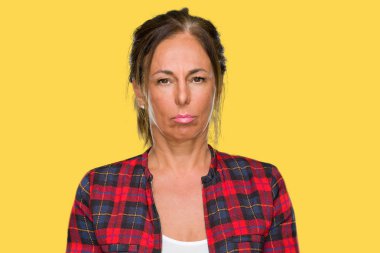 İzole arka plan üzerinde rahat ceket giyen orta yaş yetişkin kadın depresif ve kızgın ve korkmuş ağlıyor sıkıntı için endişeleniyorum. Üzgün ifade.